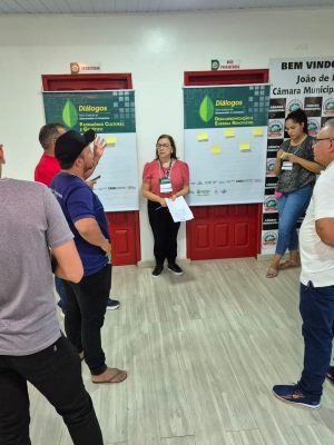 O Governo do Amazonas, por meio da Secretaria de Estado de Desenvolvimento Econômico, Ciência, Tecnologia e Inovação (Sedecti), realizou, de 27 de maio até esta terça-feira (24/06), novas etapas dos Diálogos voltados à construção coletiva do Plano Estadual de Bioeconomia. Os municípios de Alvarães (a 531 quilômetros de Manaus), Anamã (a 165 quilômetros da capital amazonense), Anori (localizado a 195 quilômetros de Manaus), Caapiranga (a 134 quilômetros da capital), Iranduba (a 27 quilômetros de Manaus) e Urucurituba (localizado a 208 quilômetros da capital amazonense) receberam debates sobre o desenvolvimento econômico sustentável e seu fomento para cada uma das regiões.